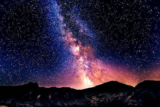 gambar galaksi Bimasakti di langit malam (unsplash.com/Denis Degioanni)