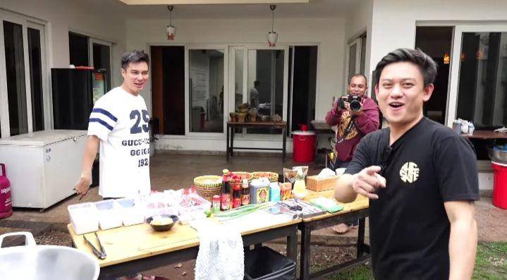 potret Bobon Santoso masak steak untuk Baim Wong (youtube.com/Baim Paula)