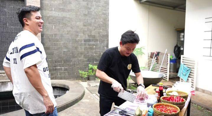 potret Bobon Santoso masak steak untuk Baim Wong (youtube.com/Baim Paula)