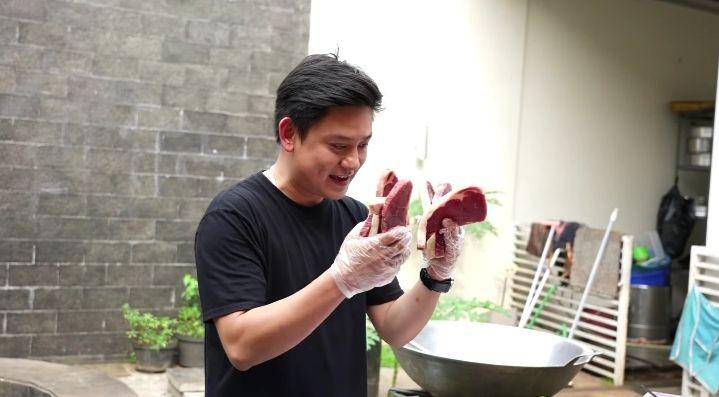 potret Bobon Santoso masak steak untuk Baim Wong (youtube.com/Baim Paula)