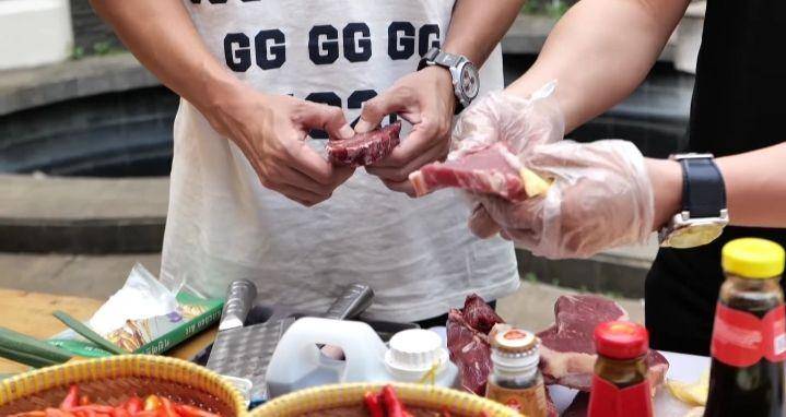 potret Bobon Santoso masak steak untuk Baim Wong (youtube.com/Baim Paula)