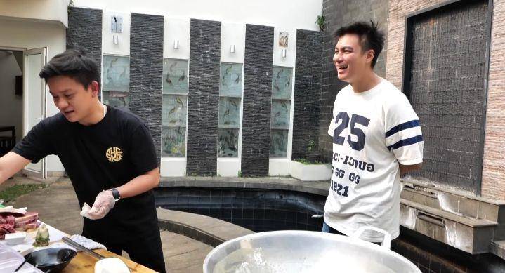 potret Bobon Santoso masak steak untuk Baim Wong (youtube.com/Baim Paula)