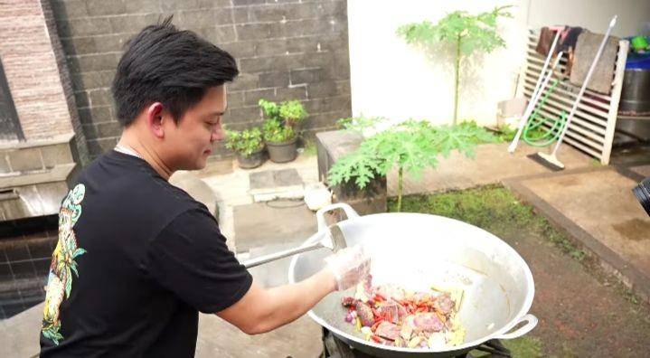 potret Bobon Santoso masak steak untuk Baim Wong (youtube.com/Baim Paula)