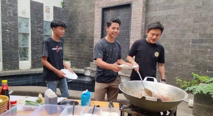 potret Bobon Santoso masak steak untuk Baim Wong (youtube.com/Baim Paula)