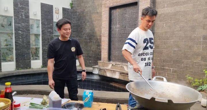 potret Bobon Santoso masak steak untuk Baim Wong (youtube.com/Baim Paula)