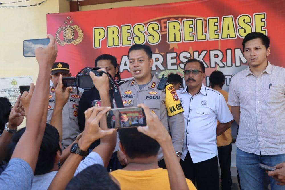Foto Kapolres Bima Kota AKBP Rohadi SIK saat press release kasus Curanmor, Rabu (31/8/2022). (IDN Times/Juliadin)