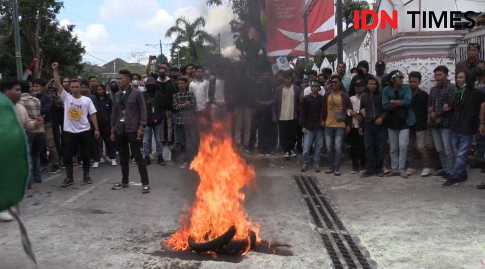 Demo Tolak Kenaikan Harga BBM di Mataram, Seorang Polisi Terluka