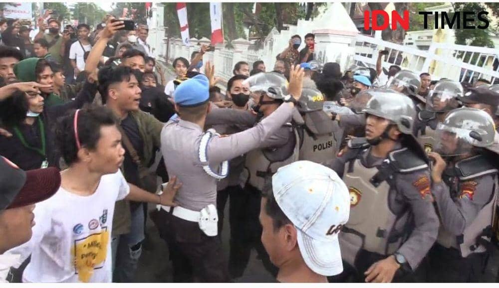 Mahasiswa bersitegang dengan aparat kepolisian. (IDN Times/Muhammad Nasir)