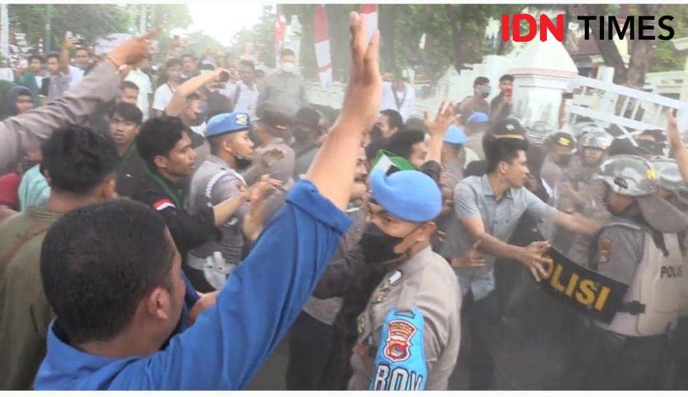 Aparat kepolisian Polresta Mataram mengamankan aksi demonstrasi yang menolak kenaikan harga BBM. (IDN Times/Muhammad Nasir)