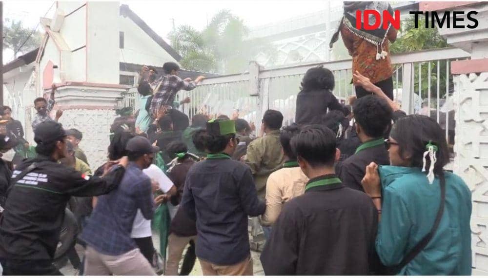 Mahasiswa memanjat pagar kantor DPRD NTB. (IDN Times/Muhammad Nasir)