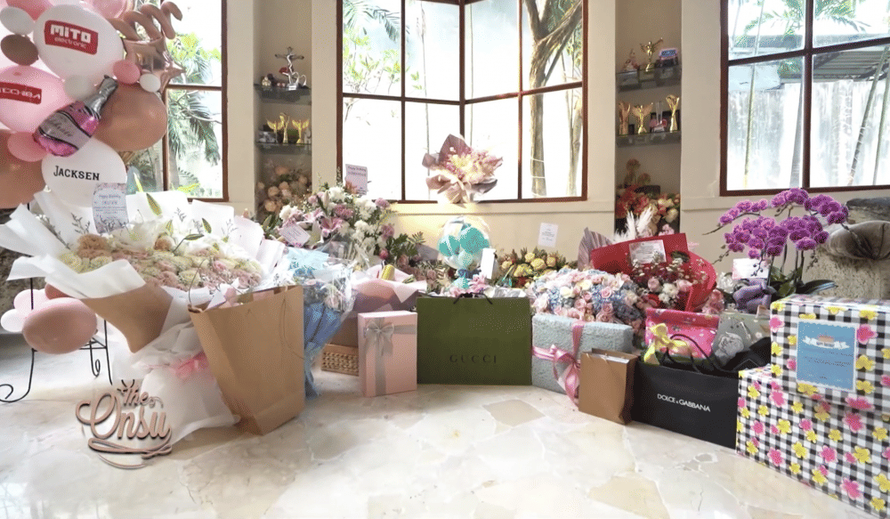 momen Sarwendah buka kado ulang tahun (youtube.com/theonsu)