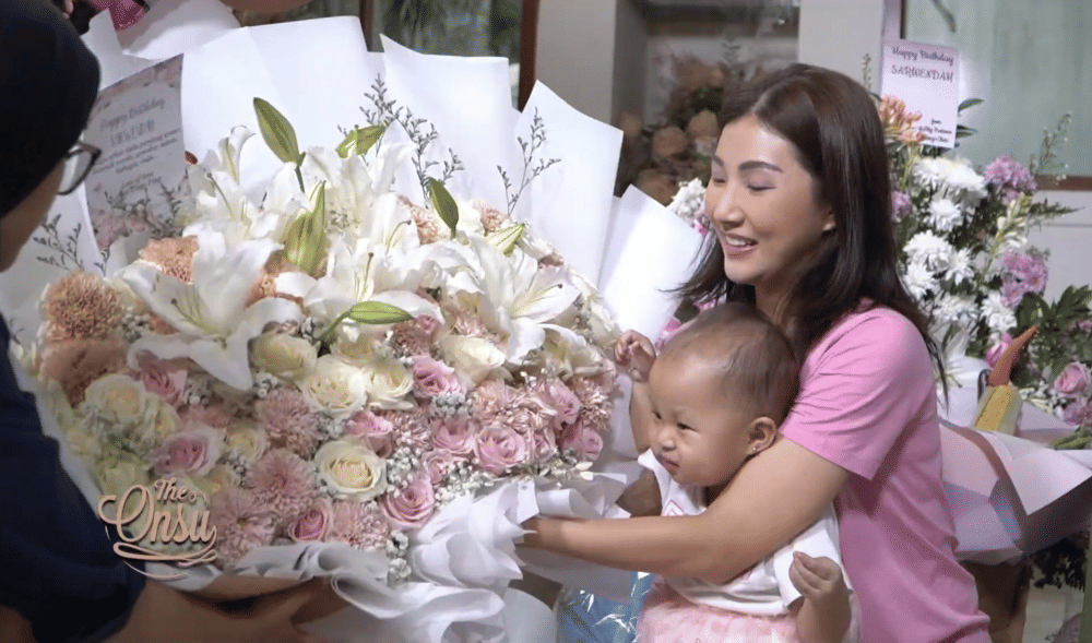 momen Sarwendah buka kado ulang tahun (youtube.com/theonsu)