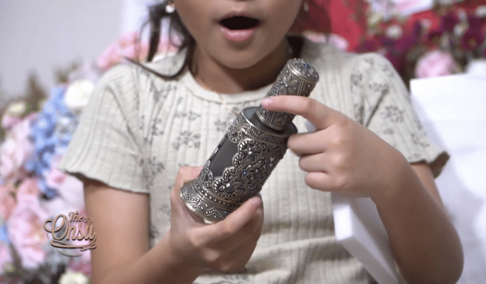 momen Sarwendah buka kado ulang tahun (youtube.com/theonsu)