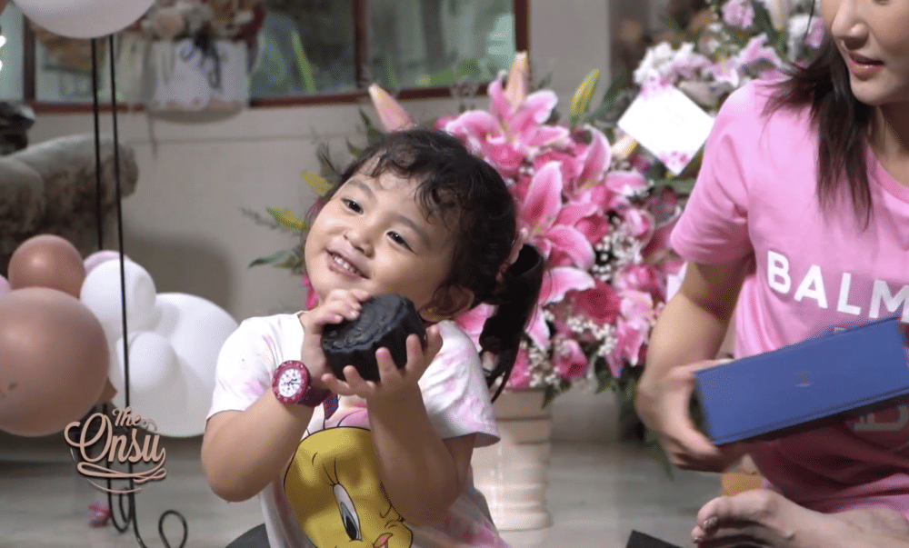 momen Sarwendah buka kado ulang tahun (youtube.com/theonsu)