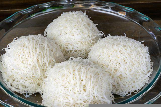 ilustrasi tekstur bihun yang sudah direndam (pixabay.com/KavindaF)
