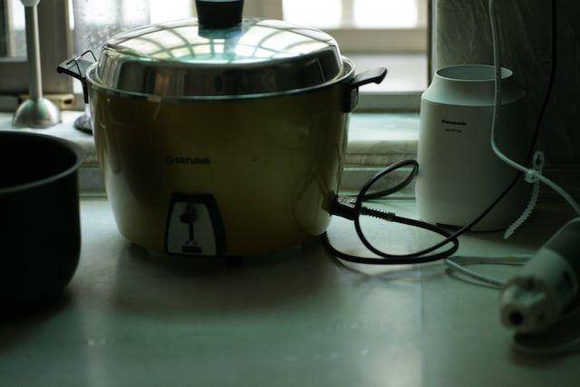ilustrasi memasak beras di rice cooker (unsplash.com/MChe Lee)