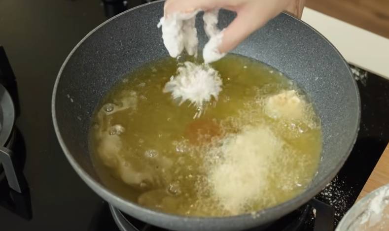 ilustasi saat memasukkan daging ayam untuk digoreng dengan api sedang kecil dari tangkapan layar YouTube Devina Hermawan (youtube.com/Devina Hermawan)