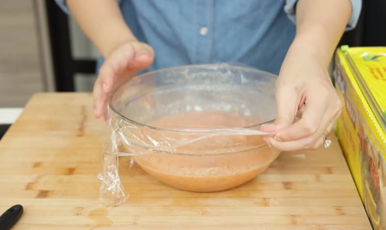 ilustrasi saat memasang plastic wrap daging ayam yang akan dimarinasi dari tangkapan layar YouTube Devina Hermawan (youtube.com/Devina Hermawan