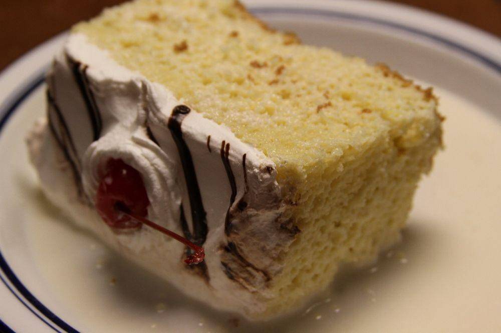 torta tres leches (@joefoodie, CC BY 2.0, via Wikimedia Commons)