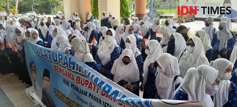 Peringati HUT PAUD, Ratusan Guru Mendatangi DPRD PPU