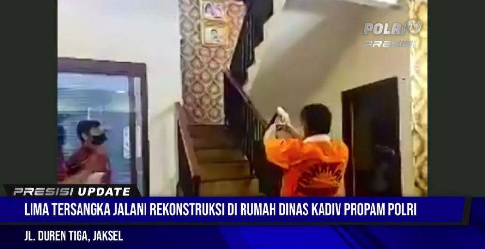 Ferdy Sambo ketika memperagakan reka adegan menembak ke dinding usai mengeksekusi Brigadir J di rumah dinas pada Selasa, 30 Agustus 2022. (Tangkapan layar YouTube Polri TV)