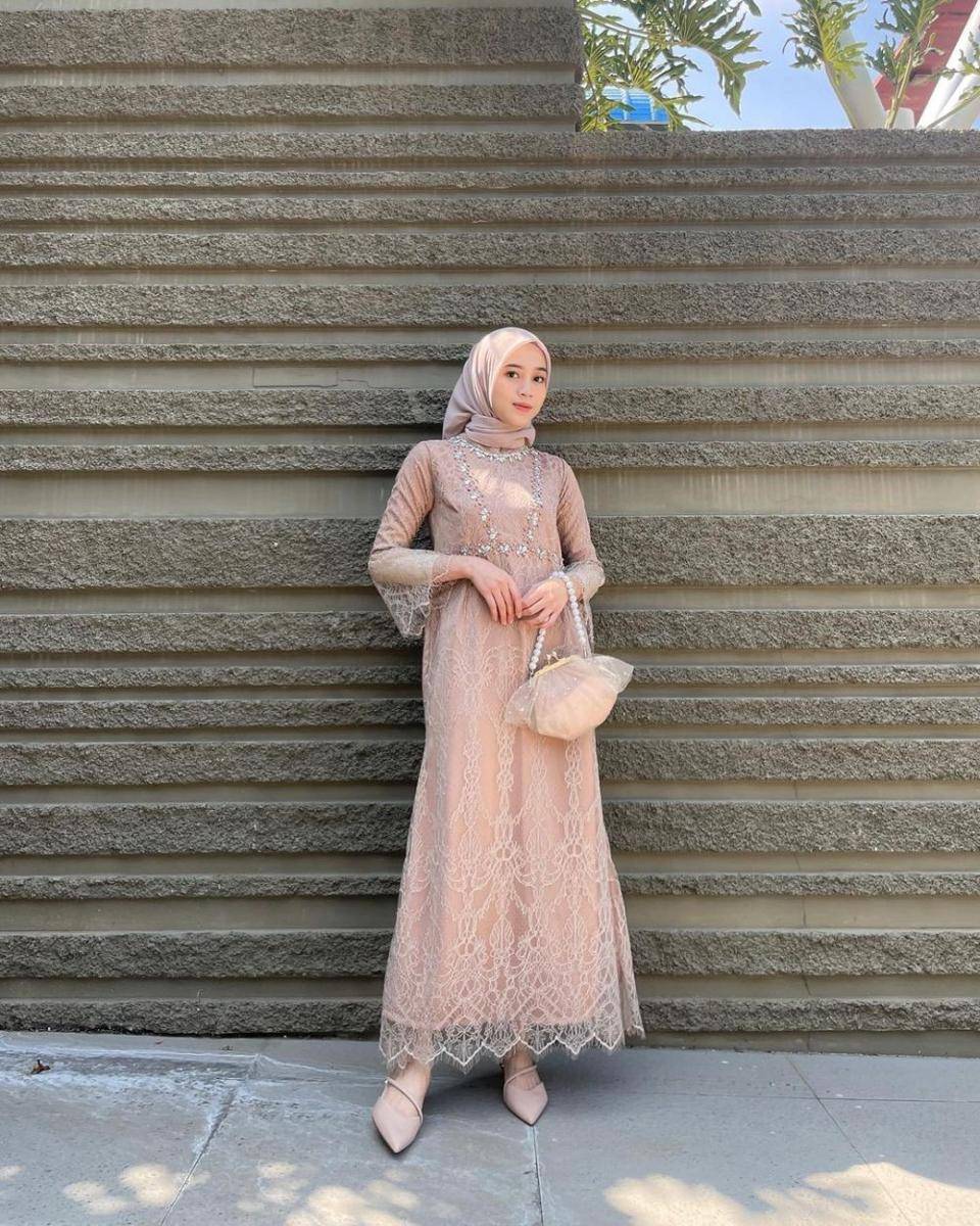 dress brokat (instagram.com/vinamaulina)