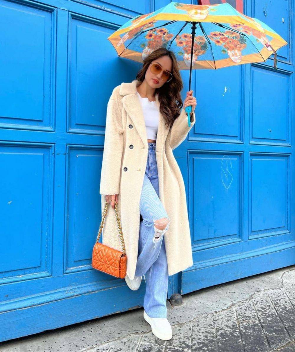 padu padan outer ala Artis (instagram.com/claurakiehl)