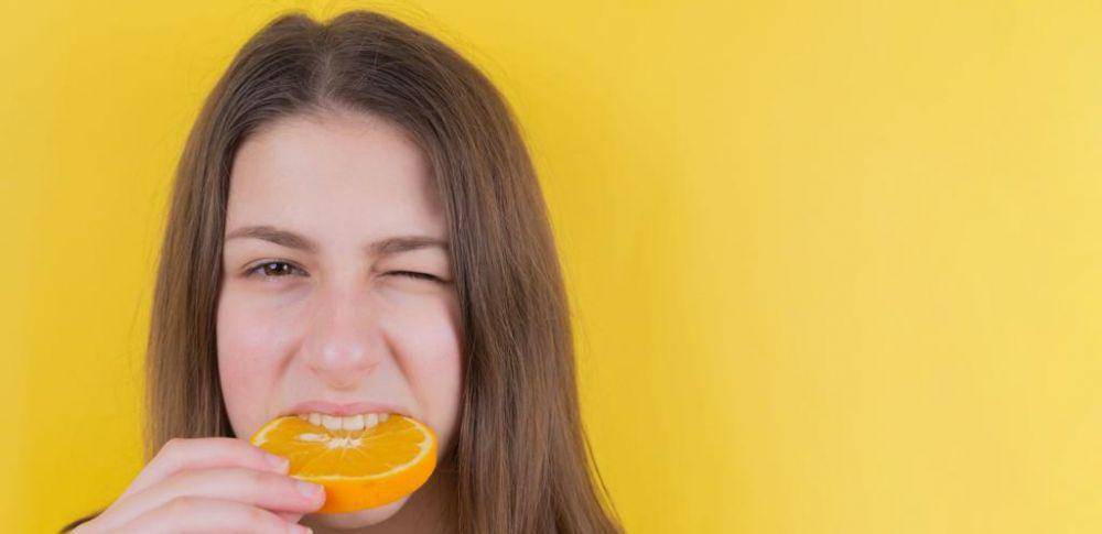 ilustrasi menggigit makanan (unsplash.com/Diana Polekina)