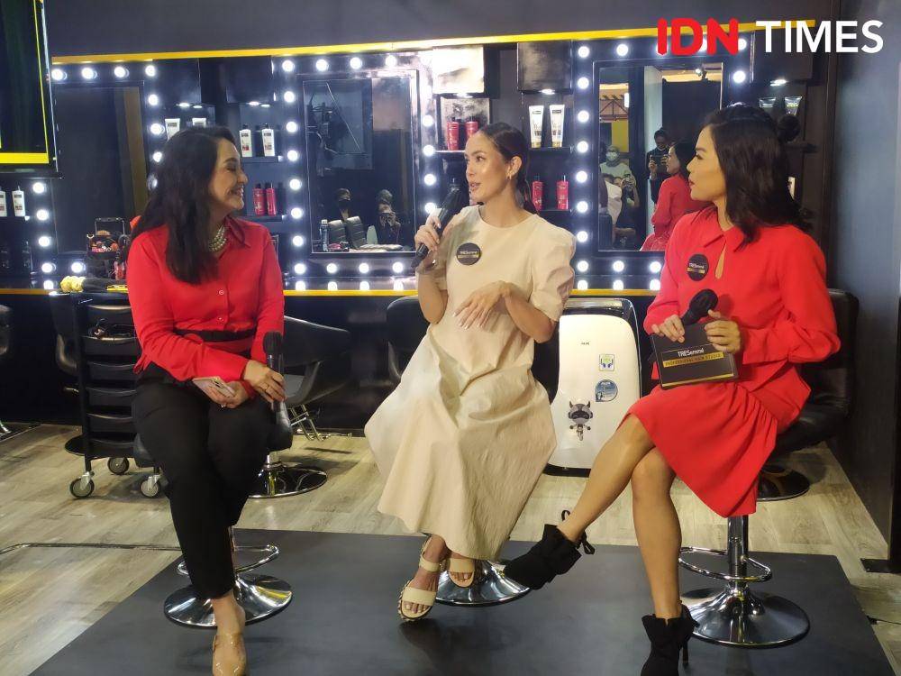 Para narasumber dalam Press Conference Peresmian TRESemmé Professional Hair Studio yang berlokasi di lantai satu, Lippo Mall Kemang. 30 Agustus 2022. (IDN Times/M. Tarmizi Murdianto)