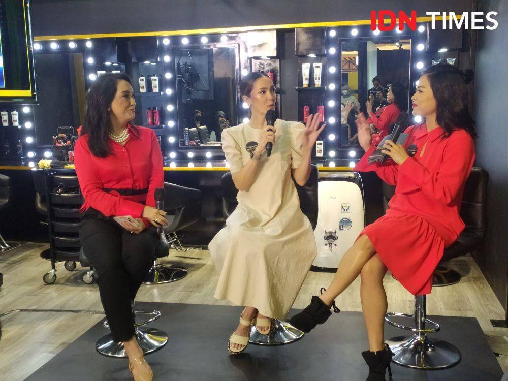 Para narasumber dalam Press Conference Peresmian TRESemmé Professional Hair Studio yang berlokasi di lantai satu, Lippo Mall Kemang. 30 Agustus 2022. (IDN Times/M. Tarmizi Murdianto)