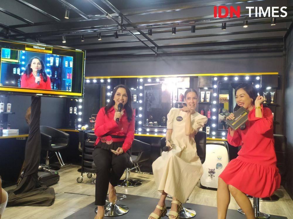 Para narasumber dalam Press Conference Peresmian TRESemmé Professional Hair Studio yang berlokasi di lantai satu, Lippo Mall Kemang. 30 Agustus 2022. (IDN Times/M. Tarmizi Murdianto)