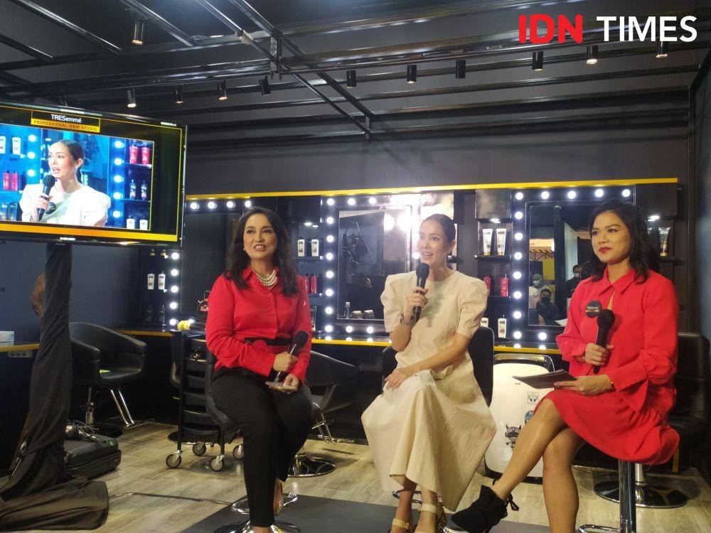 Para narasumber dalam Press Conference Peresmian TRESemmé Professional Hair Studio yang berlokasi di lantai satu, Lippo Mall Kemang. 30 Agustus 2022. (IDN Times/M. Tarmizi Murdianto)