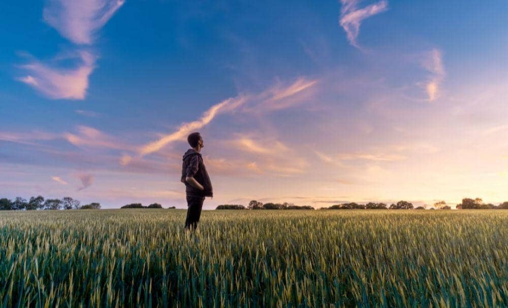 ilustrasi pria yang memikirkan masa depan (unsplash.com/Benjamin Davies)