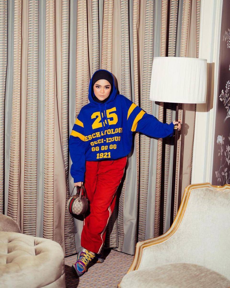 OOTD sweater biru dan celana jogger merah ala Sivia Azizah (instagram.com/siviazizah)