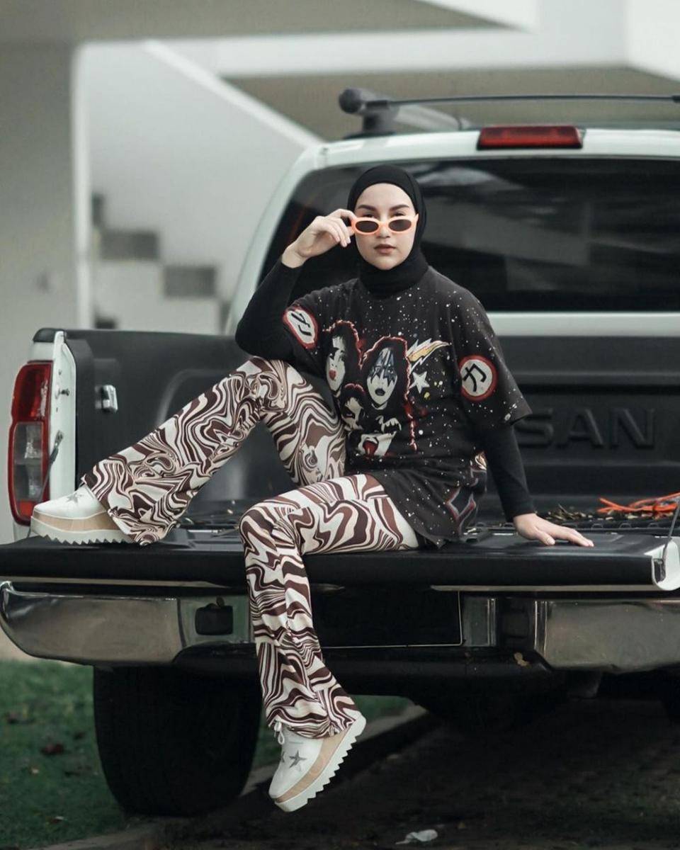 OOTD printed t-shirt dan abstract pants ala Irish Bella (instagram.com/_irishbella_)
