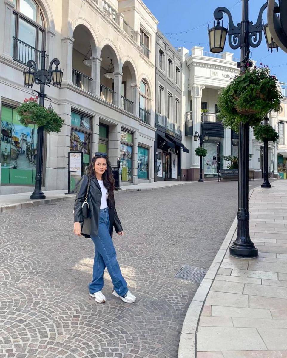 OOTD long leather jacket dan loose fit jeans ala Raisa Andriana (instagram.com/raisa6690)