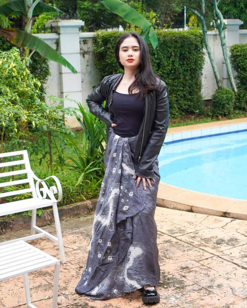 OOTD leather jacket dan linen skirt ala Tissa Biani (instagram.com/tissabiani)