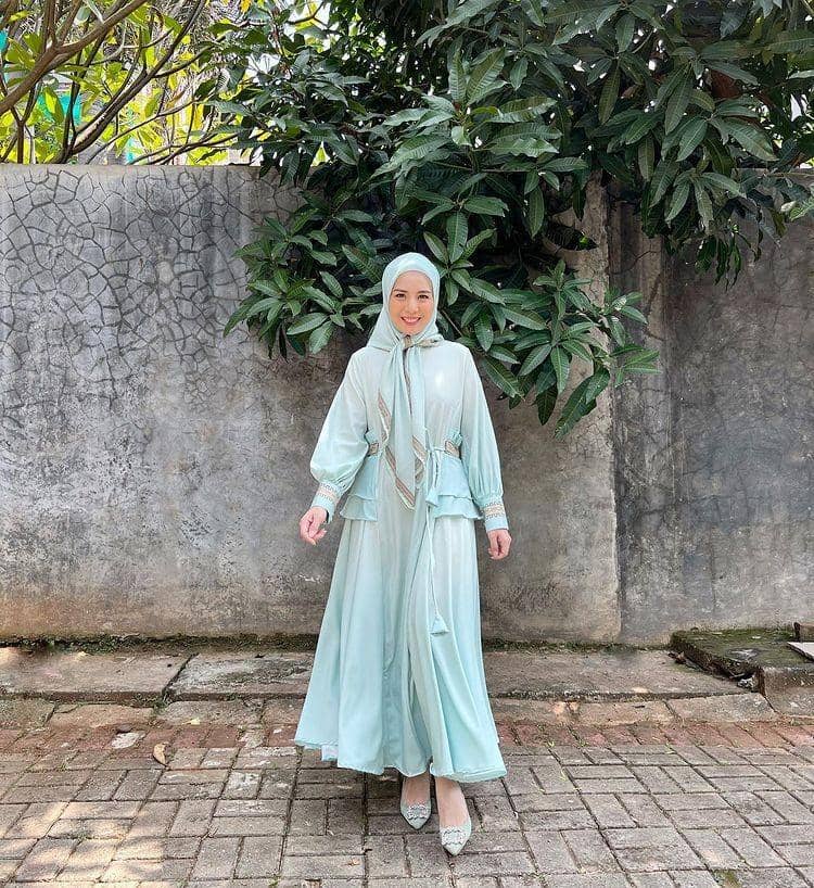 inspirasi gamis ala artis tanah air (instagram.com/tya_ariestya)