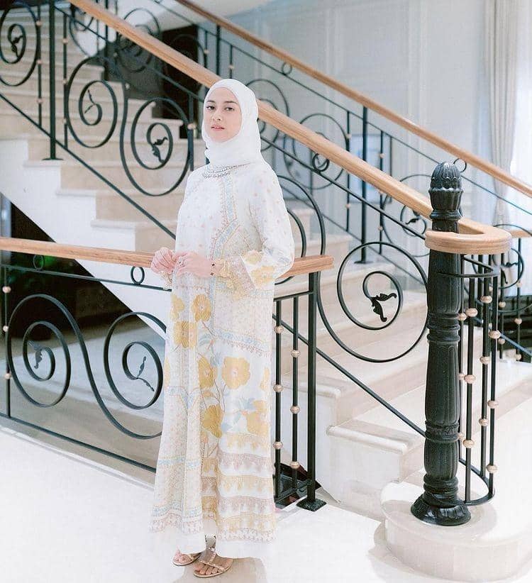 inspirasi gamis ala artis tanah air (instagram.com/ninazatulini22)