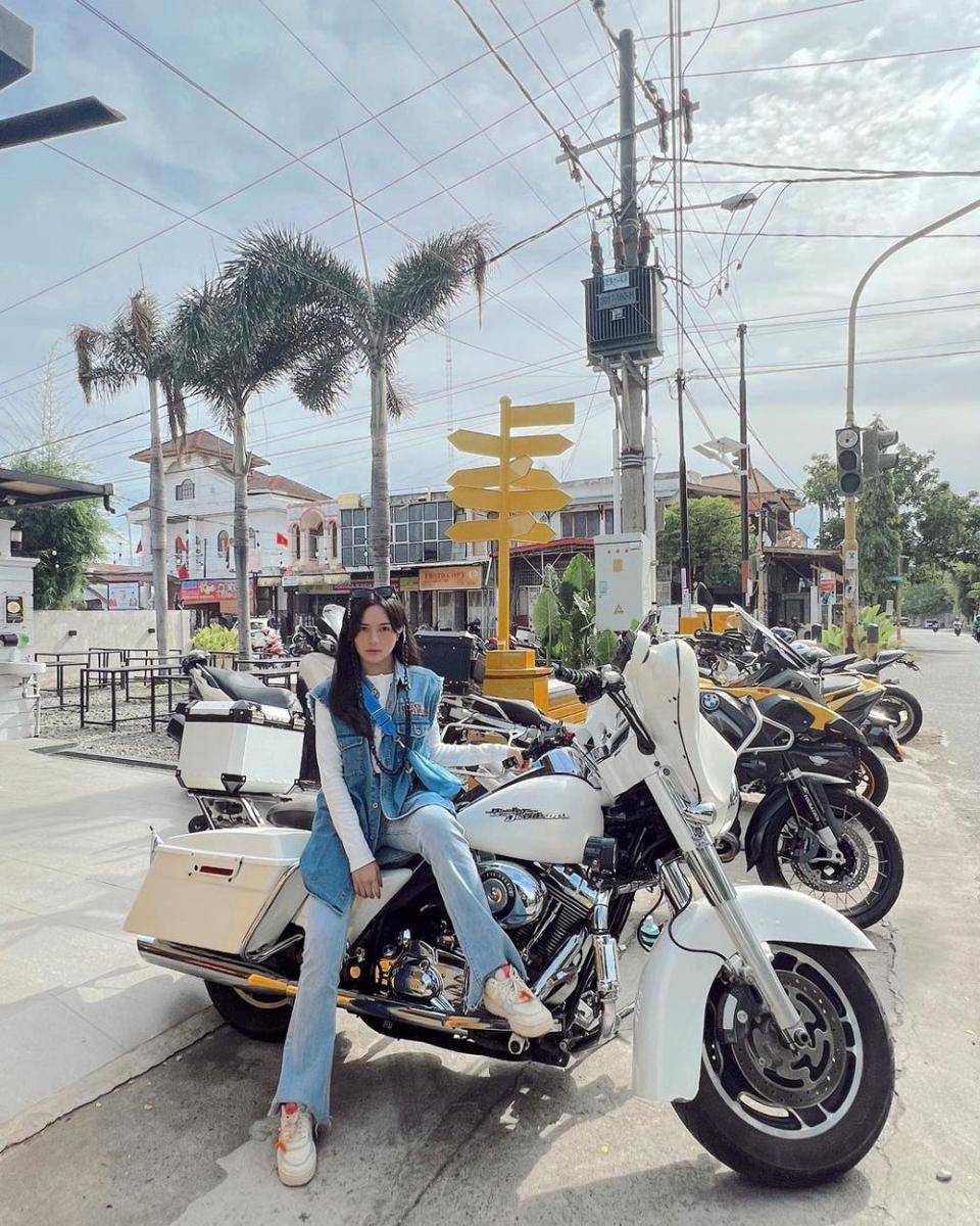 OOTD long jacket sleeveless dan celana jeans cutbray ala Beby Tsabina (instagram.com/bebytsabina)