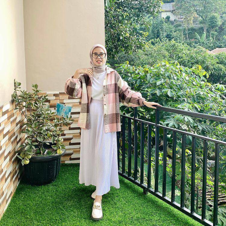 potret Ayu Fuziyanti memakai rok (instagram.com/ayufuziyantii)