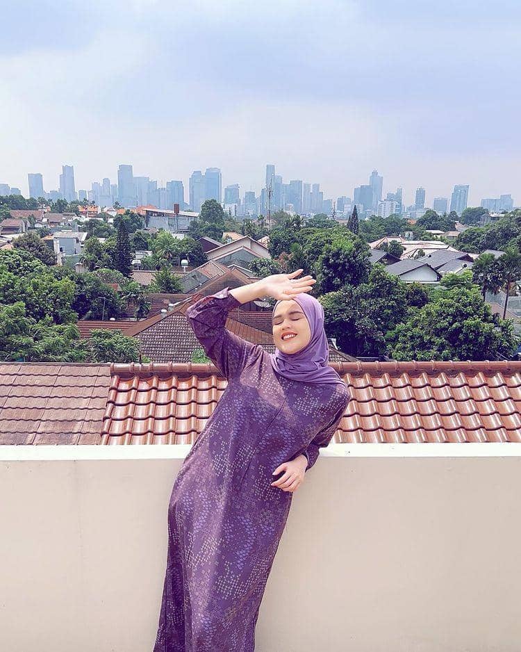 inspirasi gamis ala artis tanah air (instagram.com/cutratumeyriska)