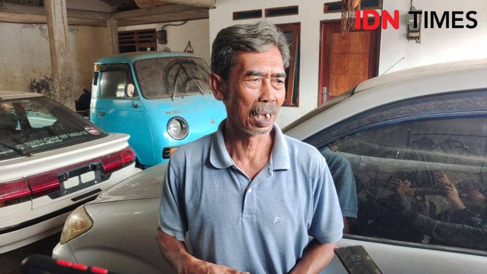 Ketua RW8 Hasanudin menceritakan kejadian suami membakar isteri di wilayah Kelurahan Duren Seribu, Kecamatan Bojongsari, Kota Depok. (IDNTimes/Dicky)