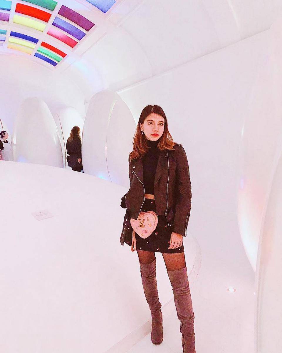 OOTD jaket semi kulit dan short skirt ala Cassandra Lee (instagram.com/cassandraslee)