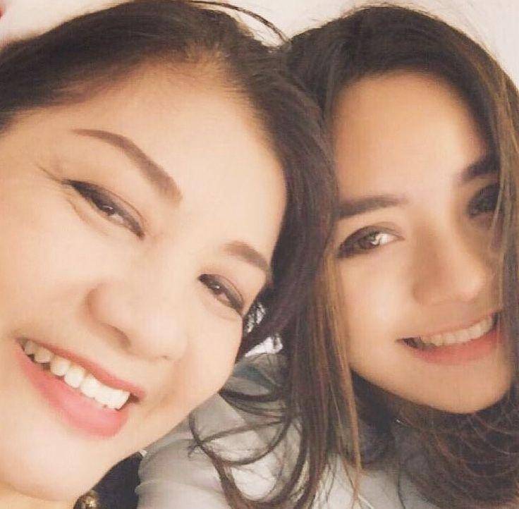 Gita dan mama (Instagram.com/gitasinaga)