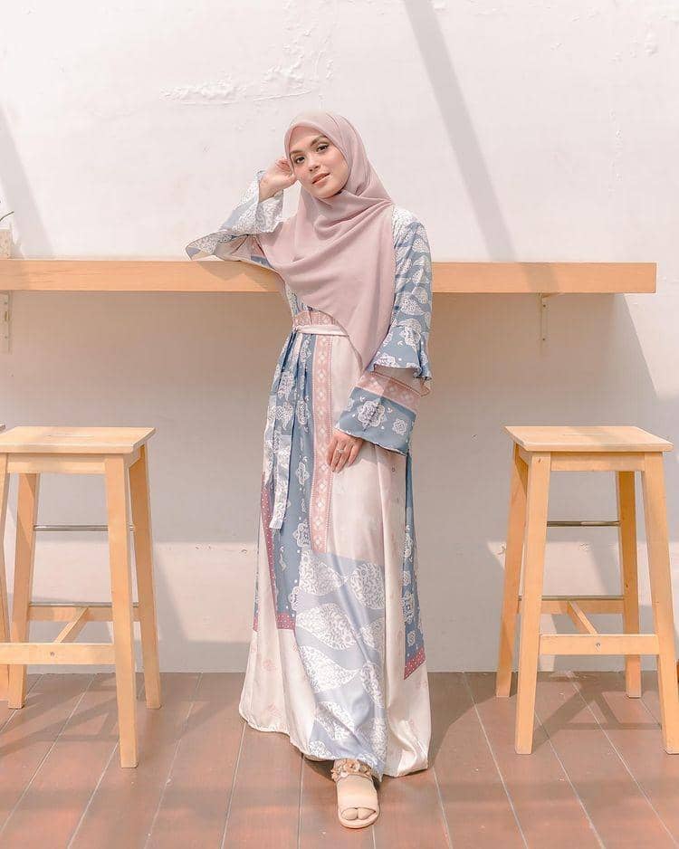inspirasi gamis ala artis tanah air (instagram.com/vebbypalwinta)