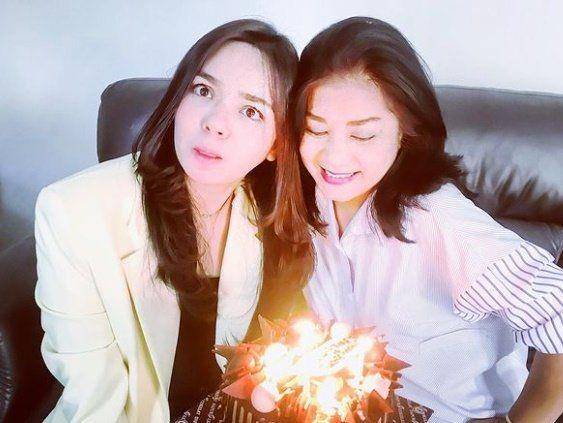 Gita dan mama (Instagram.com/gitasinaga)