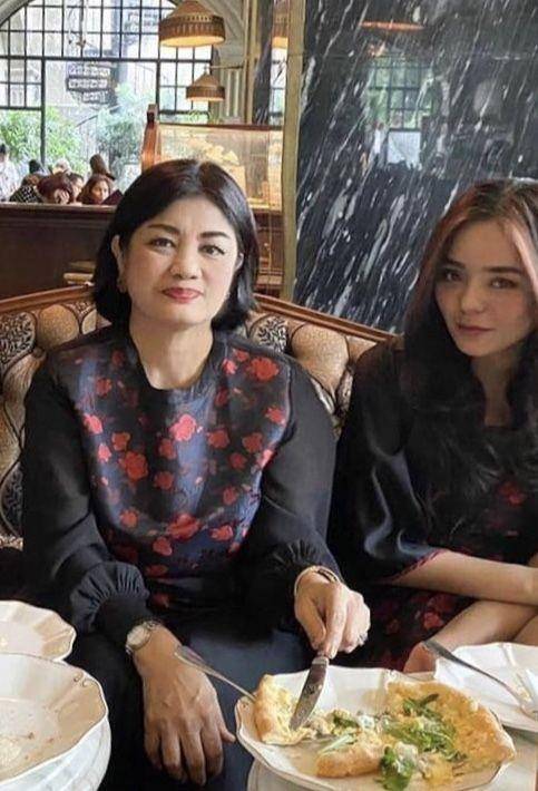 Gita dan mama (Instagram.com/gitasinaga)