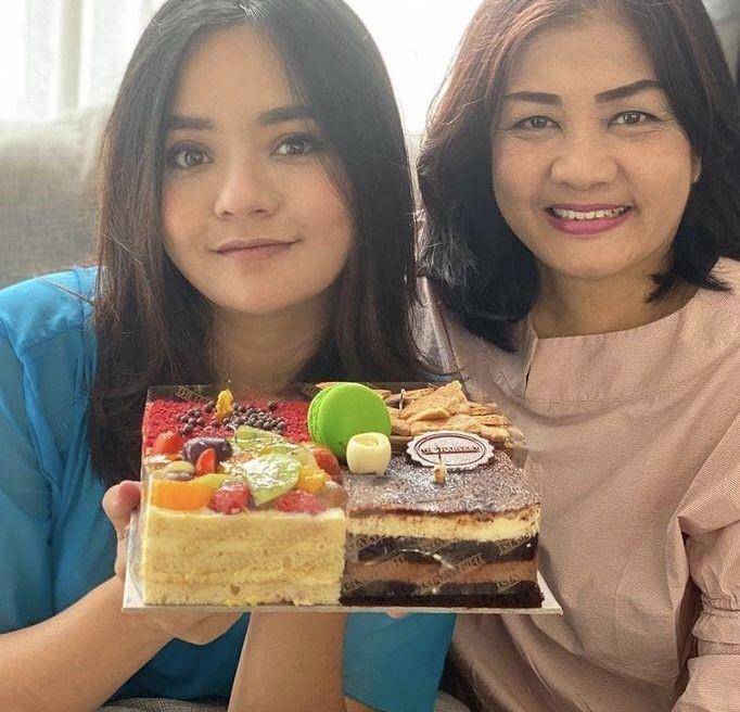 orangtua artis yang single mom (Instagram.com/gitasinaga