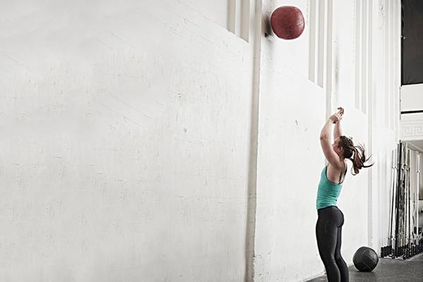 Wall ball toss sebagai latihan untuk meningkatkan kelincahan (healthline.com)